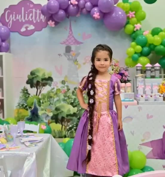 Al llegar al salón, Giulietta posó para el fotógrafo Jesús Pérez, quien también capturó cada momento del festejo, los cuales tuvimos la oportunidad de apreciar en las redes sociales de la conductora mexicana.