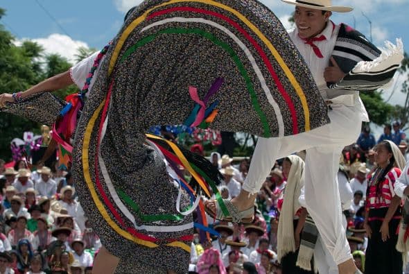 Los origenes de la fiesta de la Guelaguetza datan de la época prehispánica y se relacionan con el tributo que los oaxaqueños le tienen a la deidad del maíz.