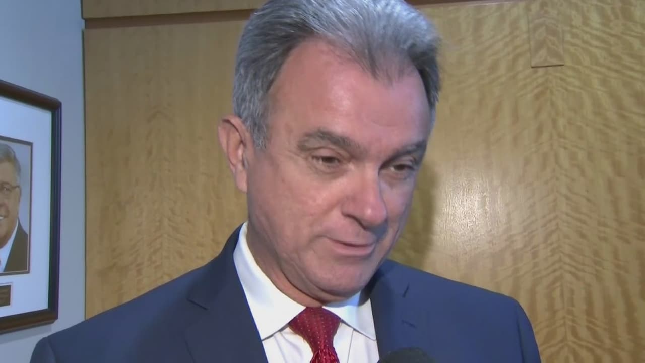 Líderes políticos de Miami presentan resolución para que no deporten a un reconocido activista del exilio cubano