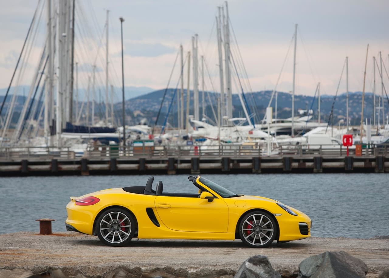 Este deportivo de origen alemán es motivado por un motor boxer de 2.7 litros que produce 265 caballos de fuerza y que envía a sus ruedas traseras a través de una transmisión manual de seis velocidades o bien una automática PDK de siete velocidades.