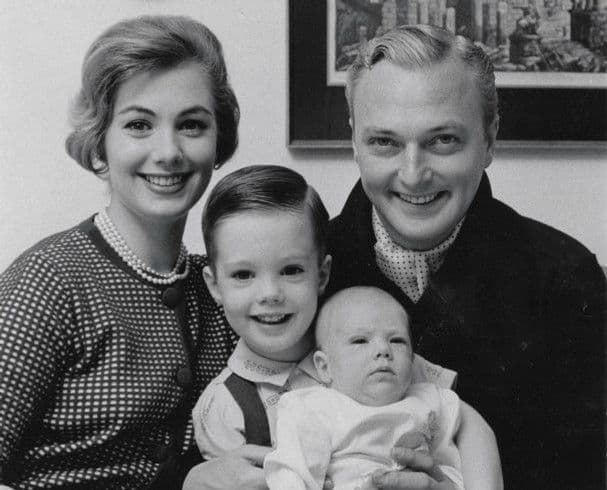 Hijo del actor de Broadway Ted Cassidy, David creció rodeado de estrellas, entre ellas su madrastra, la inigualable Shirley Jones.