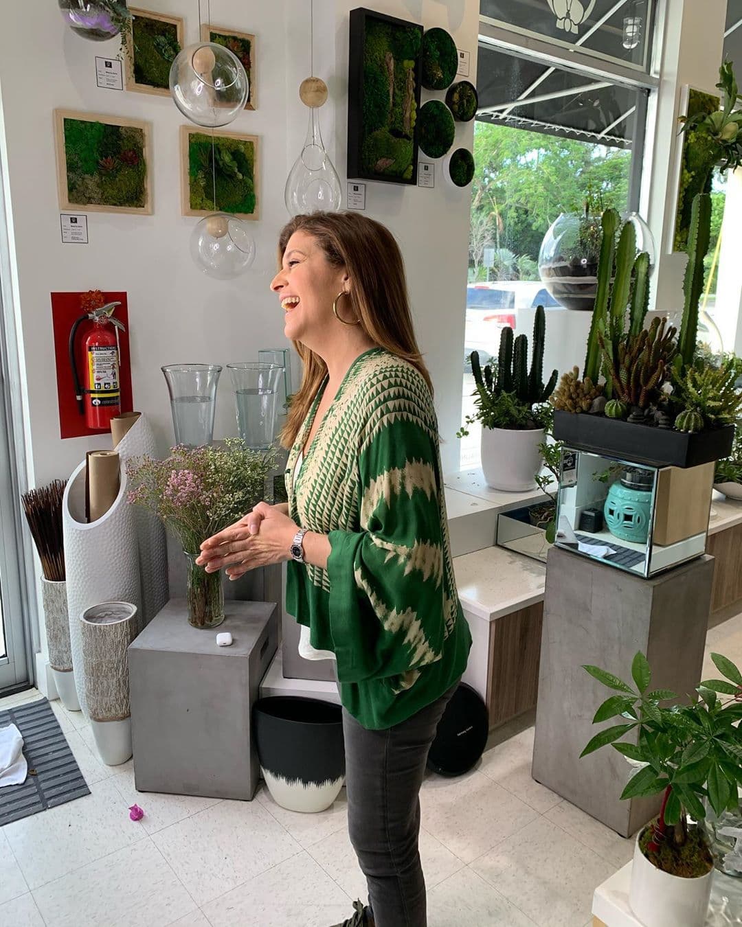 Marcela Sarmiento nos mostró esta bella imagen, de ella en un lugar lleno de plantas y con una enorme sonrisa.