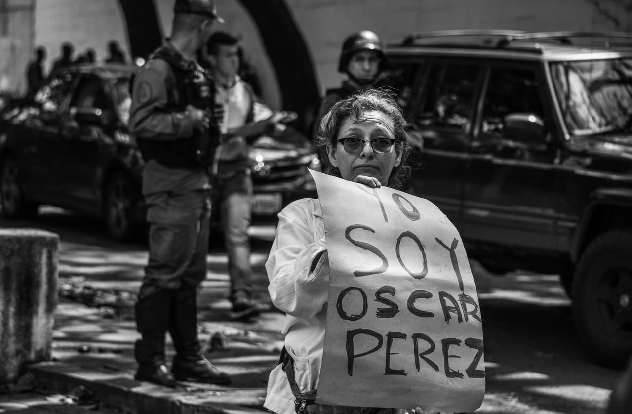 Además de familiares, activistas y miembros de la sociedad civil venezolana protestaron a las afueras de la morgue de Bello Monte exigiendo que entregaran los cuerpos de los siete miembros de Equilibrio Nacional, el grupo al que pertenecía el rebelde Óscar Pérez.