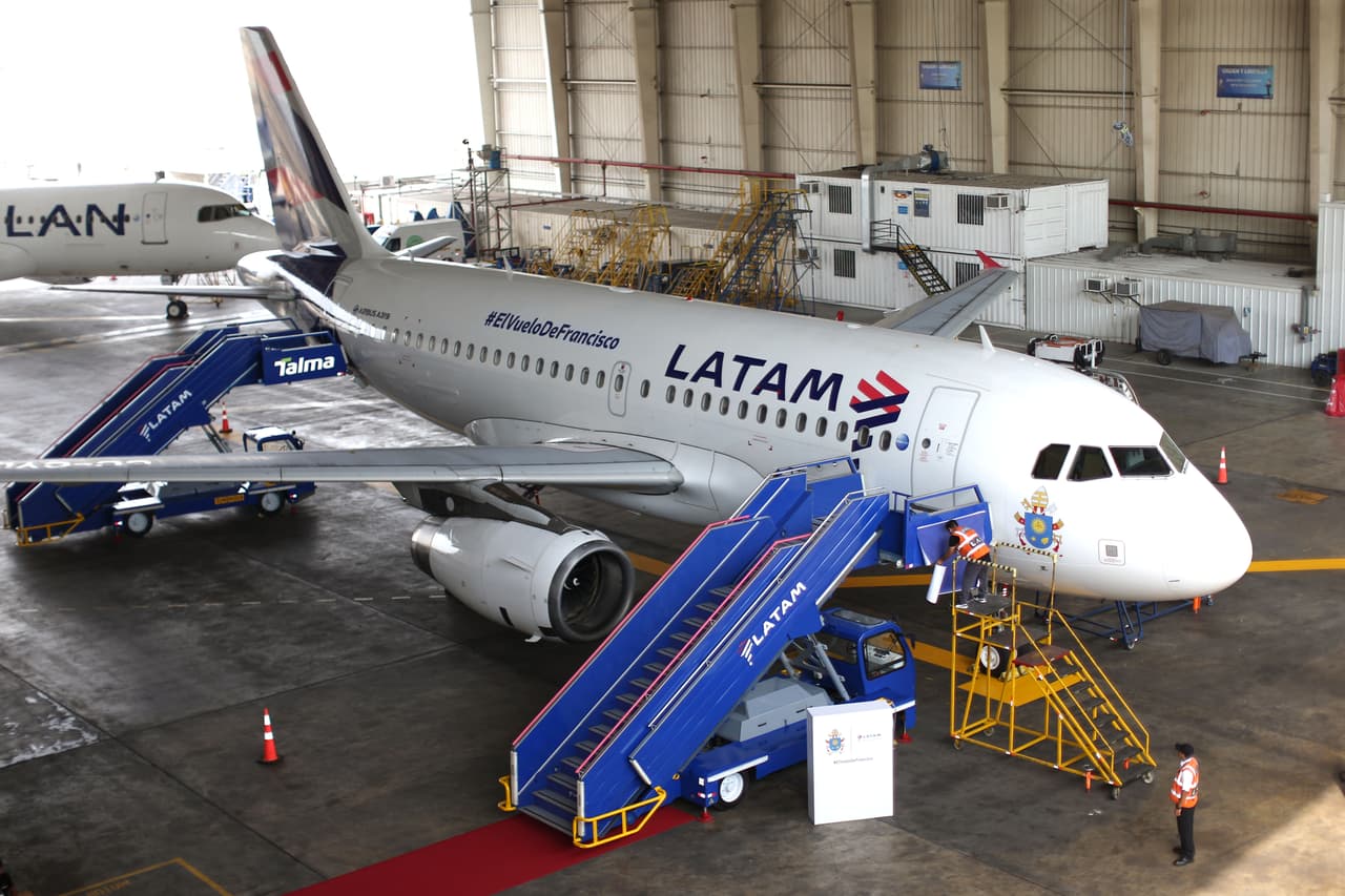 <b>Puesto 7: LATAM.</b> Está basada en Santiago de Chile y tiene una flota de 355 aviones que van a 116 destinos. OTP 85.60%.