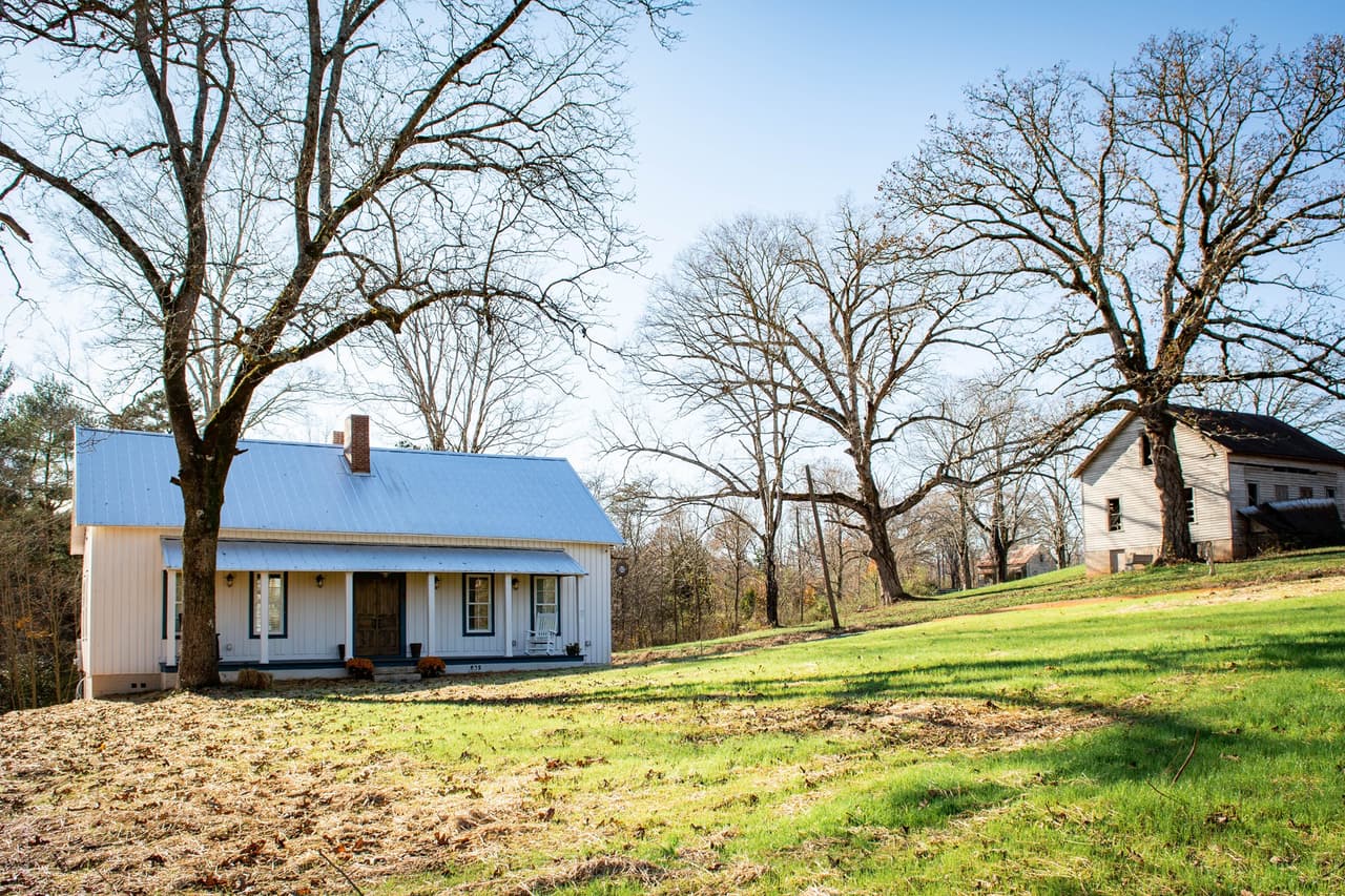 <b>The Hunger Games (Henry River Mill Village y Triple Falls)</b>. Parte de The Hunger Games se filmó íntegramente en Carolina del Norte, pero dos de sus lugares más reconocibles son Henry River Mill Village y Triple Falls. Henry River era el hogar de Katniss en el Distrito 12. 
<br>
<br>
<b><a href="https://goo.gl/maps/MeGHB8T9AimMBT5m6">Cómo llegar</a></b>