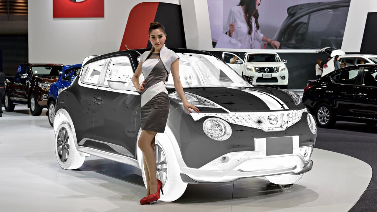 2018 fue un año de transición para la industria automotriz. En Estados Unidos el giro de las preferencias del público por SUVs y crossovers fue de tal magnitud que 
<b><a href="https://www.univision.com/noticias/ford" target="_blank">Ford</a></b> y 
<b><a href="https://www.univision.com/noticias/chevrolet" target="_blank">Chevrolet</a></b>, la dos marcas locales con mayores ventas, anunciaron la eliminación de los sedanes de sus líneas en el corto plazo. Es por esto que a nadie debe extrañar que entre los 
<b>10 autos con peores ventas en 2018</b> no haya ni una sola de estas camionetas. 
<br>
<br>Es así como en la lista de los 10 autos menos vendidos en Estados Unidos durante 2018 
<b>dominan los deportivos</b>, y salvo dos excepciones todos los modelos son coupé, poniendo de relieve la caída del poder de seducción del tipo de automóvil que capturó la imaginación del público del siglo XX. Hay dos cosas que hay que tener en cuenta al analizar esta lista, la primera es que no todos los autos en ella deben ser considerados indeseables o malos, muchos figuran en la misma por ser modelos de edición limitada como el 
<b><a href="https://www.univision.com/noticias/ford/las-primeras-unidades-del-ford-gt-ruedan-de-la-planta-de-ensamblaje-fotos" target="_blank">Ford GT</a></b> y otros por haber sido descontinuados como el 
<b><a href="https://www.univision.com/noticias/nissan/nissan-juke-2015-fotos" target="_blank">Nissan Juke</a></b>. El segundo punto que hay que tener en cuenta es que la lista no incluye los fabricantes de super autos favoritos del público como 
<b><a href="https://www.univision.com/noticias/ferrari" target="_blank">Ferrari</a></b> y 
<b><a href="https://www.univision.com/noticias/lamborghini" target="_blank">Lamborghini</a></b>, ni mucho menos aquellos que solo los verdaderos fanáticos del automóvil conocen como 
<b><a href="https://www.univision.com/temas/koenigsegg" target="_blank">Koenigsegg</a></b> y 
<b><a href="https://www.univision.com/temas/pagani" target="_blank">Pagani</a></b>, marcas que nunca fueron planeadas para vender grandes volúmenes.