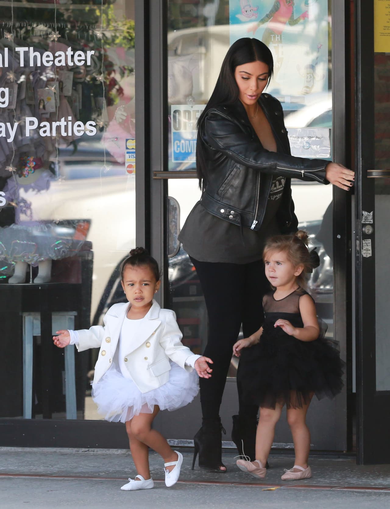 ¡Pudimos ver a la pequeña hija de Kim lucir hermosa en un conjunto color blanco!