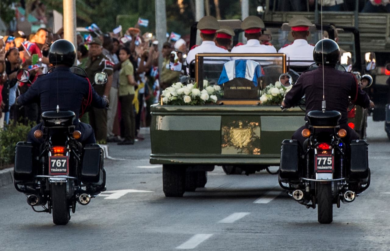 La caravana fúnebre pasa por l plaza de la revolución de Santiago de Cuba, en su camino al cementerio donde serán depositados los restos de Fidel Castro.