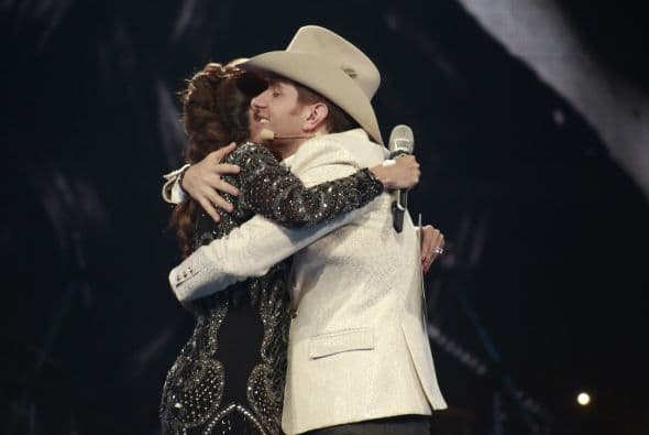 Y con un abrazo, así nos despedimos del carismático intérprete.