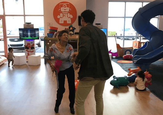 La bisabuelita de Amaia contagió a todos los invitados con su alegría.