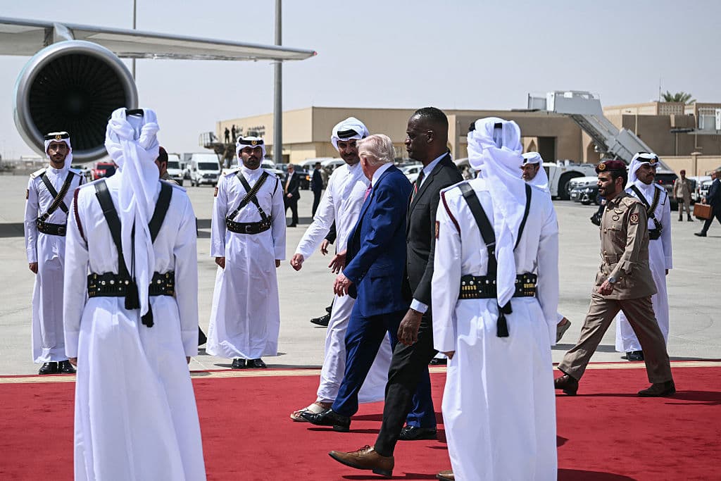 El emir de Catar acompaña al presidente de EEUU hasta la escalerilla de su avión.
