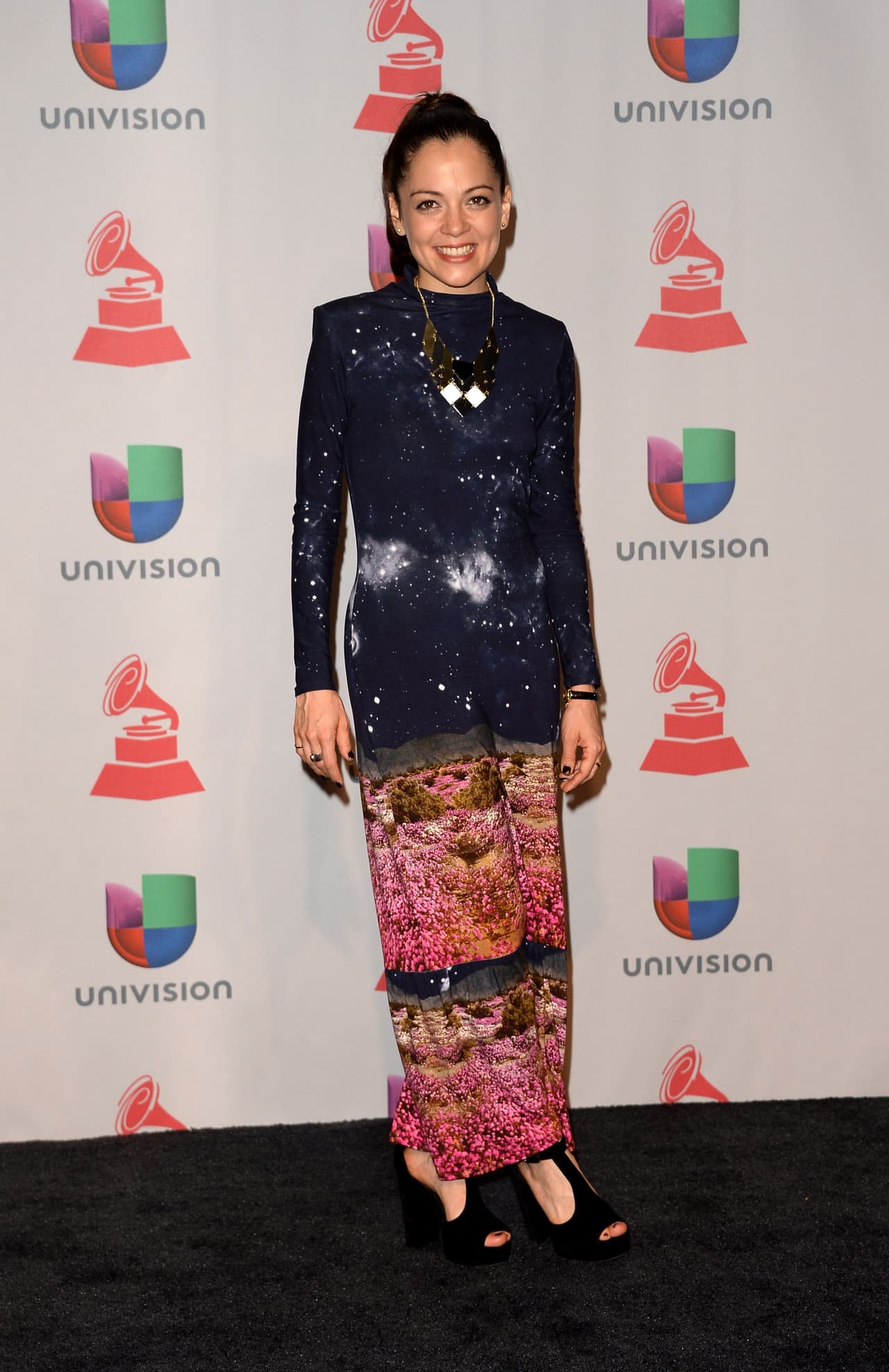 Natalia Lafourcade, por su parte, decoró su outfit con un collar largo de rombos color dorado y unos zapatos de tacón negro con abertura.