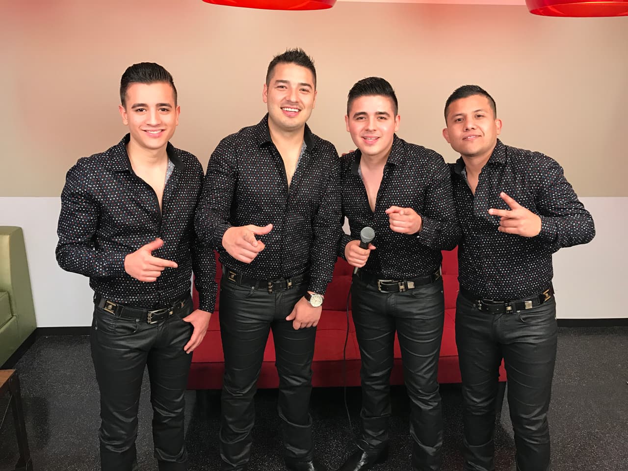 Otros de los que llegaron con vestimenta coordinada en los colores y estilo fueron los chicos de Los Terkos.