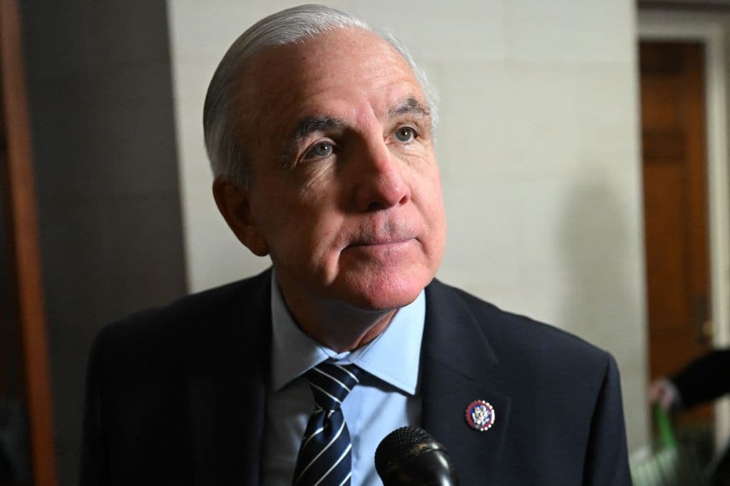 <i><b>“Deportemos criminales, pandilleros y personas con órdenes de deportación. Este es un país de leyes. Pero también hay muchas personas que entraron porque casi fueron invitadas por el presidente Biden… No diré que tienen derecho, pero tienen buenos argumentos para quedarse en Estados Unidos”, </b></i>
<b>Rep. Carlos Giménez.</b> Afirma haber explicado personalmente las preocupaciones sobre el trato a migrantes en Miami-Dade.