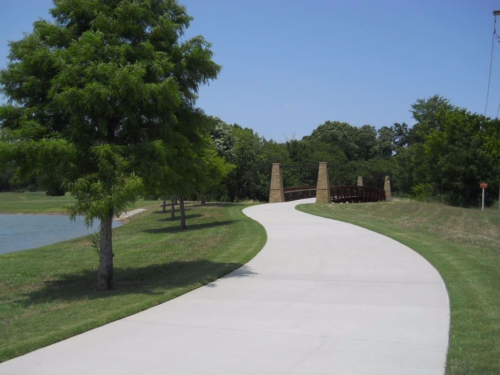En la ciudad de Plano hay otro sendero en el que puedes correr desde la autopista central hasta la calle Midway. 
<a href="https://www.plano.gov/1405/Bluebonnet-Trail-Greenbelt" target="_blank">Aquí pueden ver el mapa de los senderos.</a>