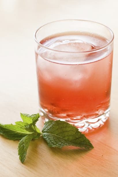 Obtendrás una bebida refrescante, 100% natural y, sobre todo, atractiva para niños y adultos gracias a su divertido tono rosado. ‘Cheers!’