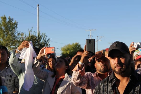 Los corridos de la banda grupera “Voz de Mando” se hicieron sentir en los Latin Grammy Streets Parties en Phoenix, donde los fanáticos esperaban ansiosos y cantaron con entusiasmo las más famosas canciones de esta agrupación. 
