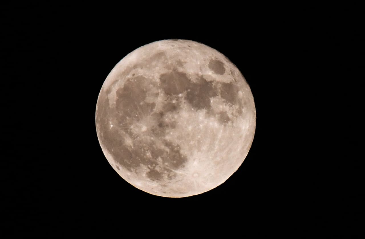 La superluna captada en el cielo de Washington DC, en Estados Unidos. La Luna gira alrededor de la Tierra en una elipse. La NASA explica que
<a href="https://solarsystem.nasa.gov/news/922/what-is-a-supermoon/"> el punto más lejano con respecto al planeta</a> es de 253,000 millas (405,500 kilómetros) y el más cercano de 226,000 millas (363,300 kilómetros).