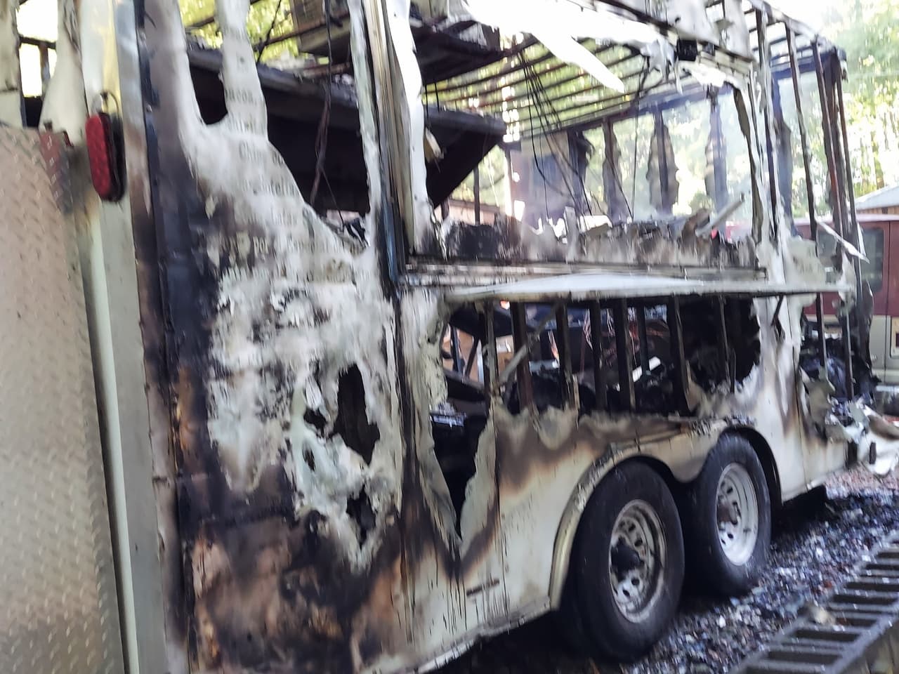 Un incendio registrado el sábado cerca de las 6 a.m. dejó en cenizas su casa y negocio en el 5200 de Shattalon Drive, en Winston-Salem, Carolina del Norte. El video del 
<a href="https://twitter.com/cityofwsfire/status/1441719677743419400/video/1" target="_blank">Departamento de Bomberos de Winston-Salem</a> muestra los extensos daños, pero afortunadamente, y gracias a un vecino, 
<b>no se reportaron heridos.</b>