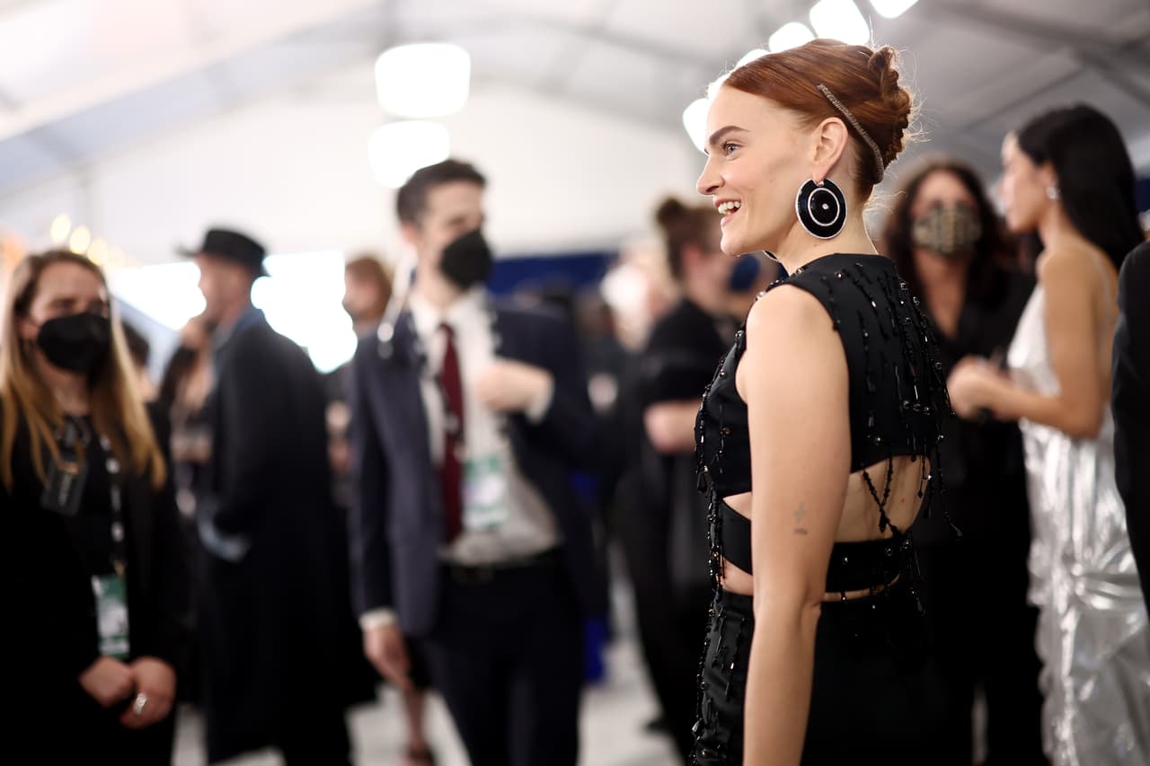 Madeline Brewer, de la serie ‘The handmaid's tale’, prefirió algo más oscuro.