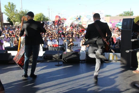 “ Los Canarios de Michoacán” pusieron a bailar a cientos de Arizoneneses en los Latin Grammy Street Parties en Phoenix, quienes no pudieron resistirse al carismático grupo de música regional mexicana, su sonido único del arpa y a sus conocidos sencillos. 