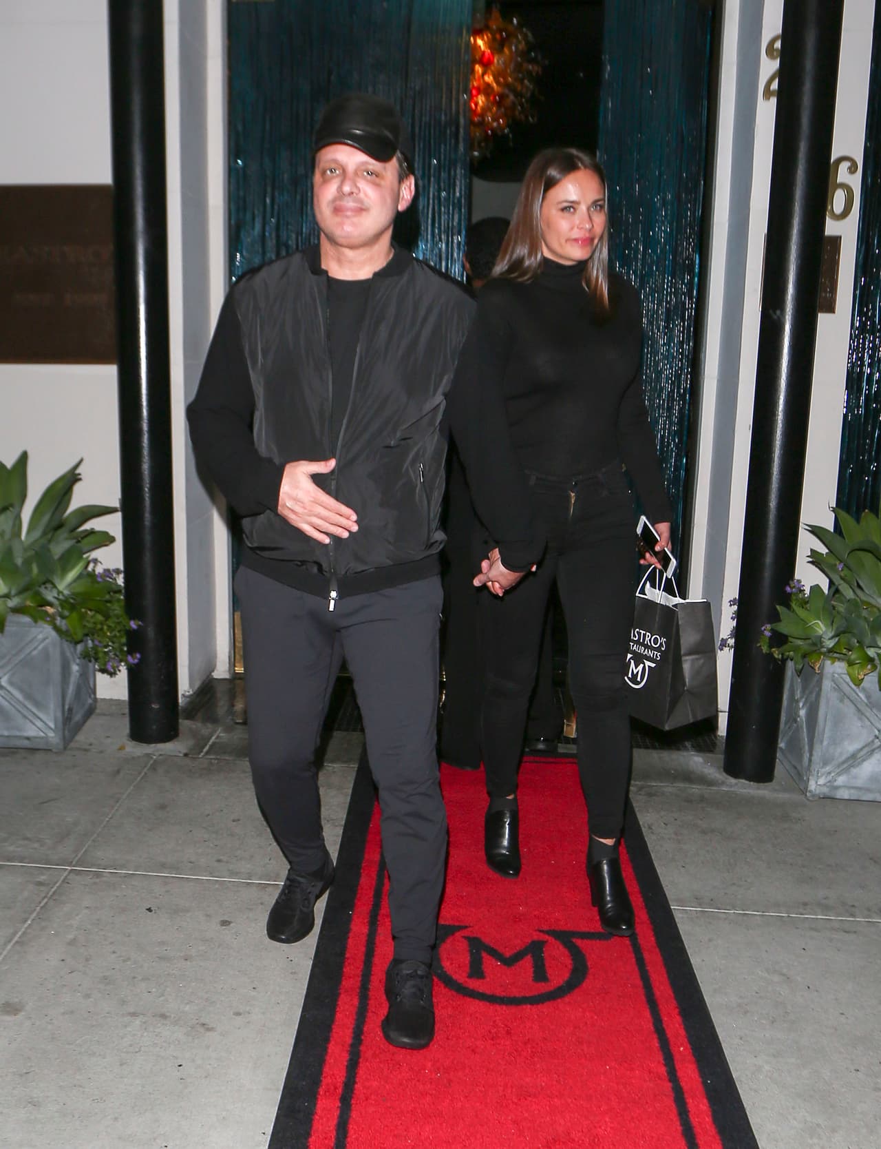 Después de haber estado varias semanas desaparecido Luis Miguel reapareció de la mano de su novia.