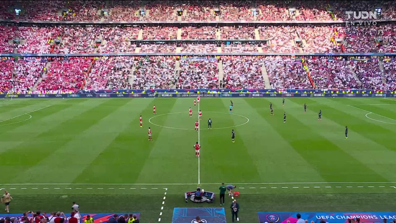 Arranca el partido y la pelota está en juego.