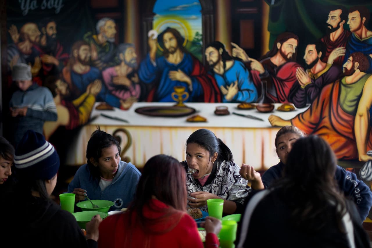 Los venezolanos se han convertido en habituales en los albergues habilitados para migrantes en toda la región. En la imagen, un grupo de ciudadanos de ese país cena en un centro de acogida de Ipiales (Colombia).