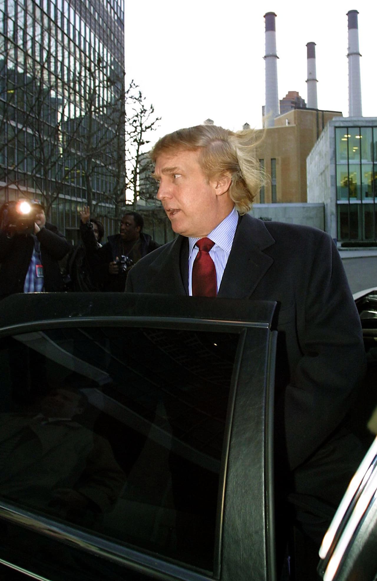 Donald Trump sale del edificio de las Naciones Unidas, en Nueva York, después de tener una reunión con el secretario general Kofi Annan, en enero de 2001. Al parecer, el motivo de su reunión fue discutir sobre el edificio de 90 pisos que estaba construyendo al lado de la organización.