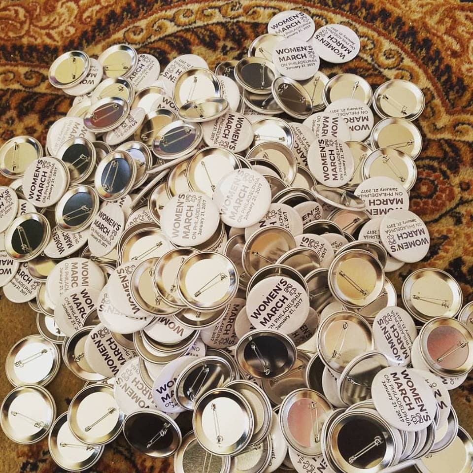 La organización sin fines de lucro Philly Women Rally, Inc. ha vendido cientos de pines para financiar la marcha de Philadelphia. “Defenderemos los derechos de las mujeres, la injusticia racial, los derechos de la comunidad LGBT, contra la cultura de la violación, la falta de respeto a las personas con problemas de salud mental o discapacidades y a la intimidación”, anunciaron en Facebook.
<br>