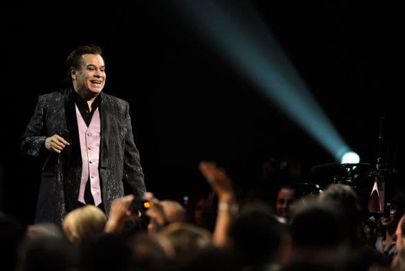 No hubo artista que no se parara de su butaca para bailar con él.