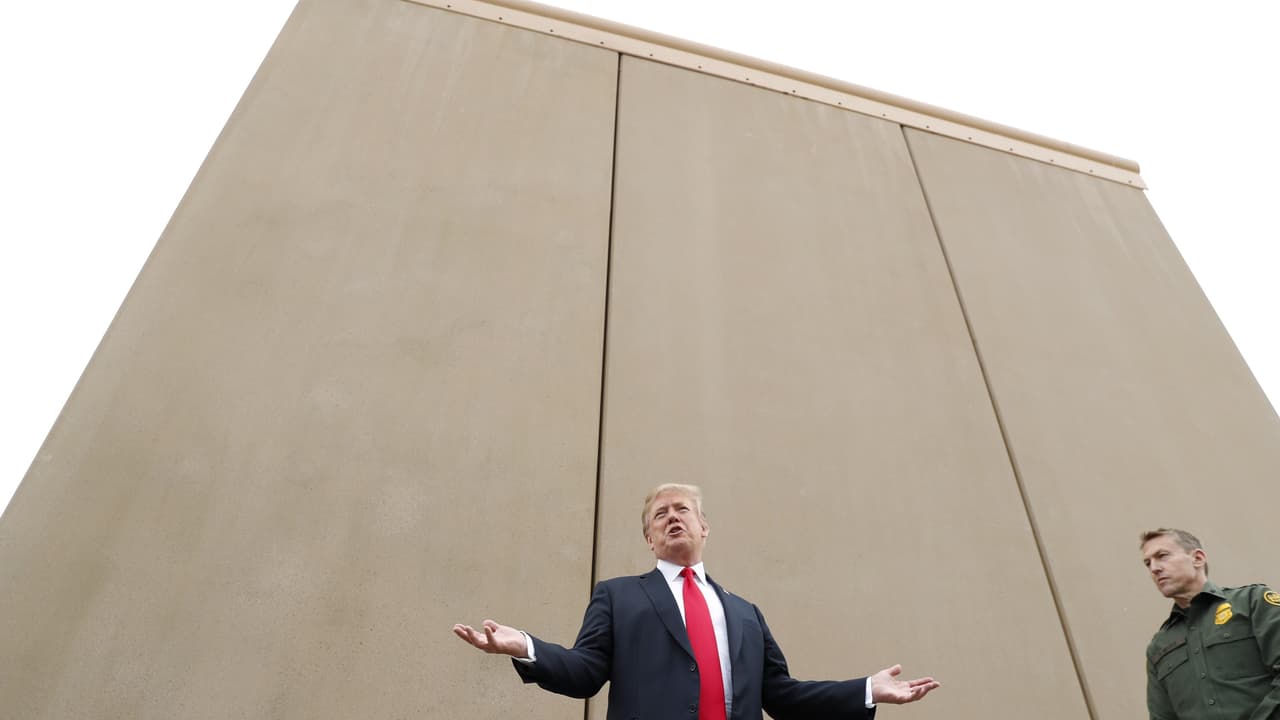 <b>Los prototipos de muro. </b>En marzo de 2018 el presidente visitó la frontera entre EEUU y México en Otay Mesa, California, para 
<a href="https://www.univision.com/los-angeles/kmex/noticias/politica/si-no-tienes-un-sistema-de-muro-no-tienes-pais-dice-trump-en-su-visita-a-los-prototipos-del-muro">conocer los modelos de pared fronteriza propuesto por las empresas fabricantes</a>. El segundo año de Donald Trump finalizó y todavía no se ha construido ni un solo metro nuevo de límite físico entre los dos países.