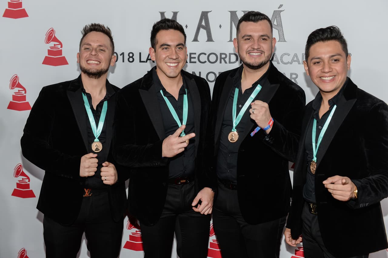 Felices los músicos de Calibre 50.