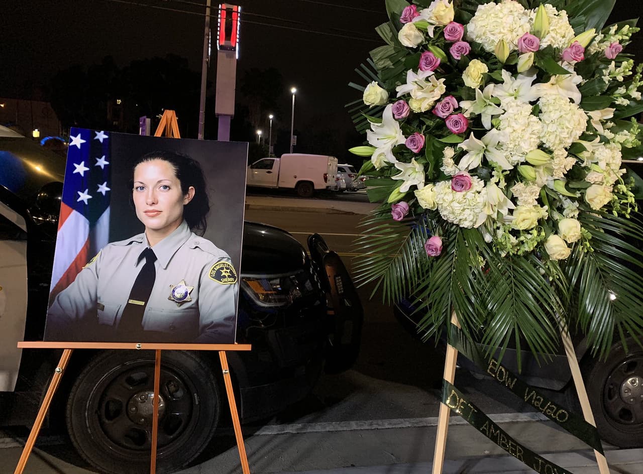 Decenas de personas recuerdan a la detective del LASD que murió atropellada tras ayudar a una anciana