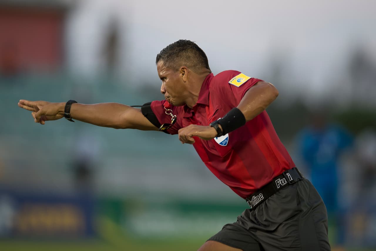 El juez ha señalado seis penaltis en toda esta trayectoria: cinco para los equipos locales y uno para los visitantes. Tiene un promedio de 0,12 por ciento de señalar el punto blanco.