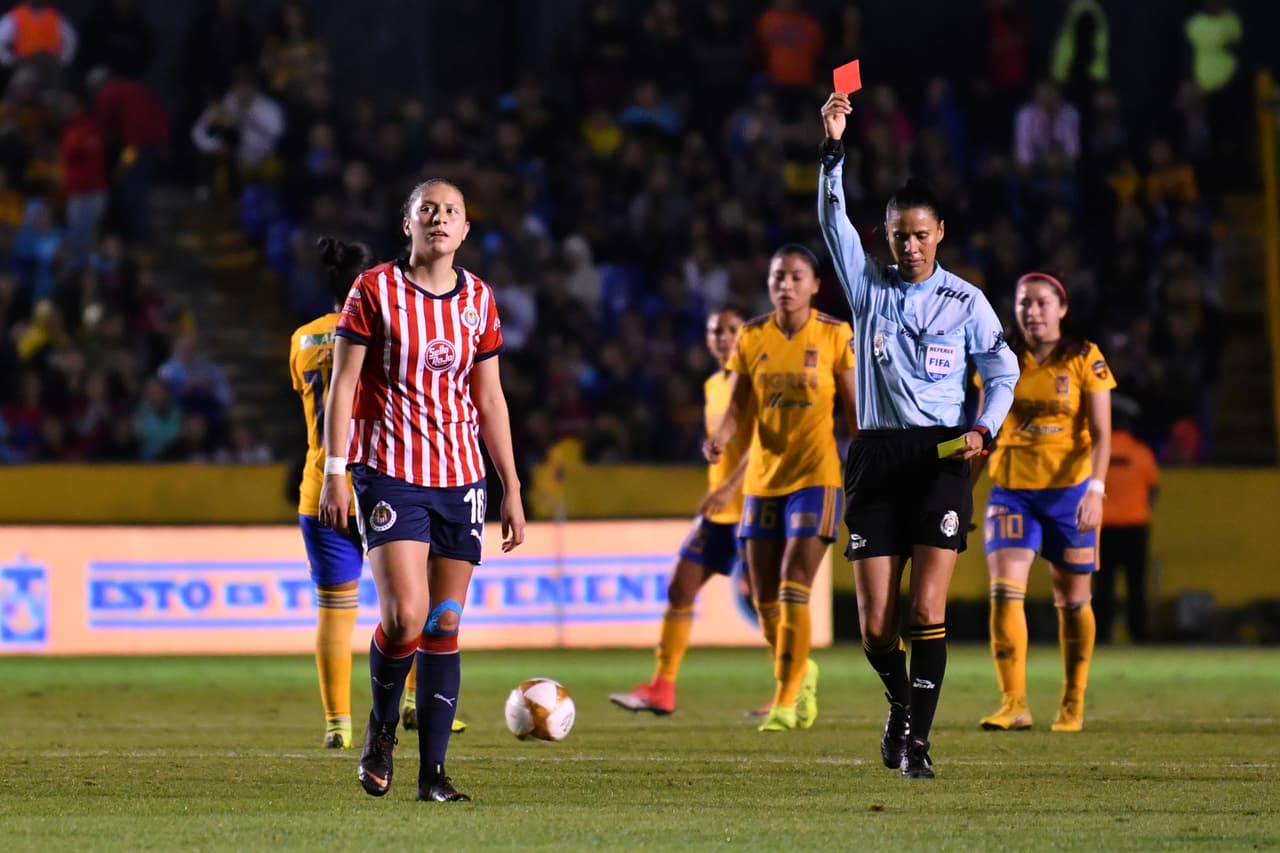 Y para colmo de males, a los 73 minutos, por segunda amonestación, Priscila Padilla vio el cartón rojo y dejó al Guadalajara con 10 jugadoras sobre el terreno, y eso afectó a las Rojiblancas.
