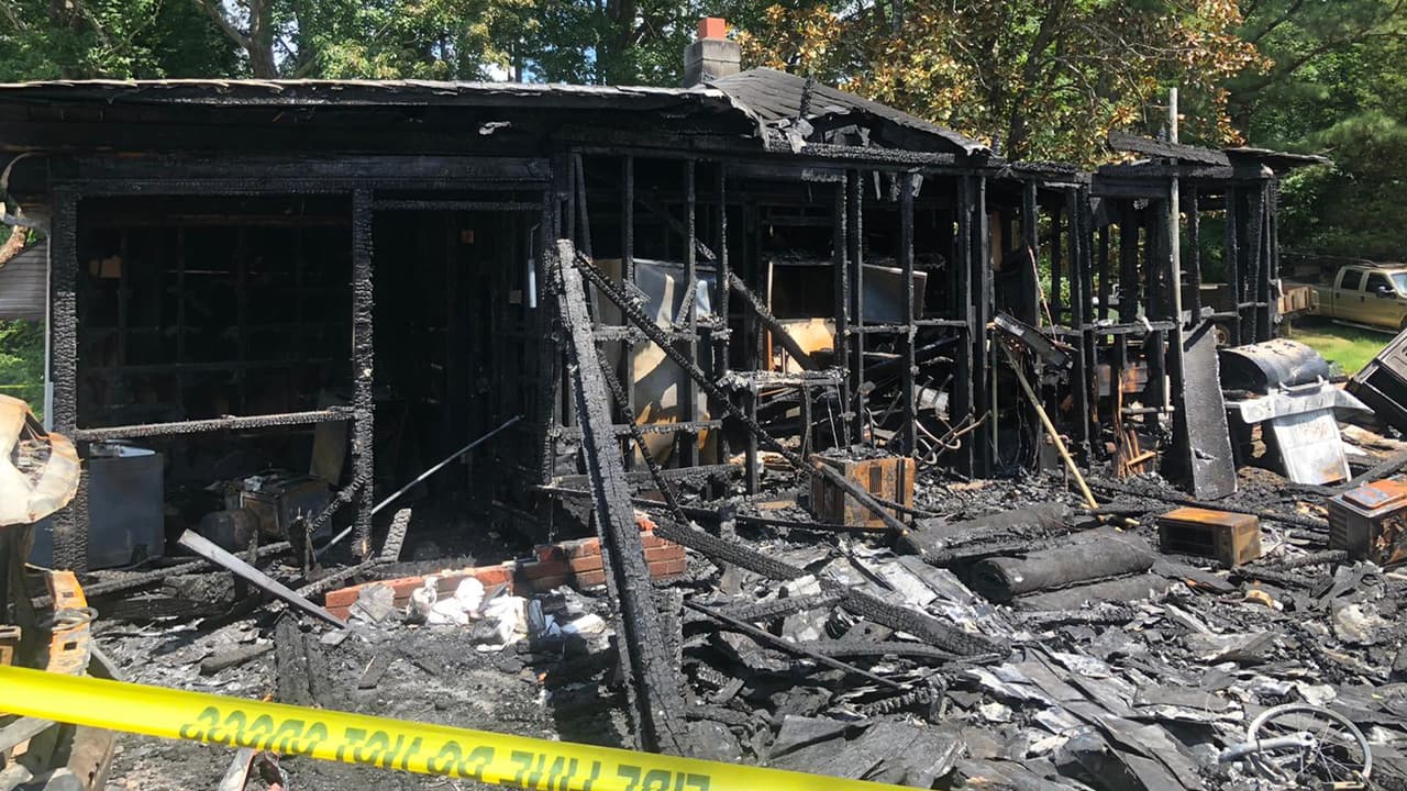 En cenizas, así quedó la casa de una pareja hispana y su hijo de cuatro meses en Durham