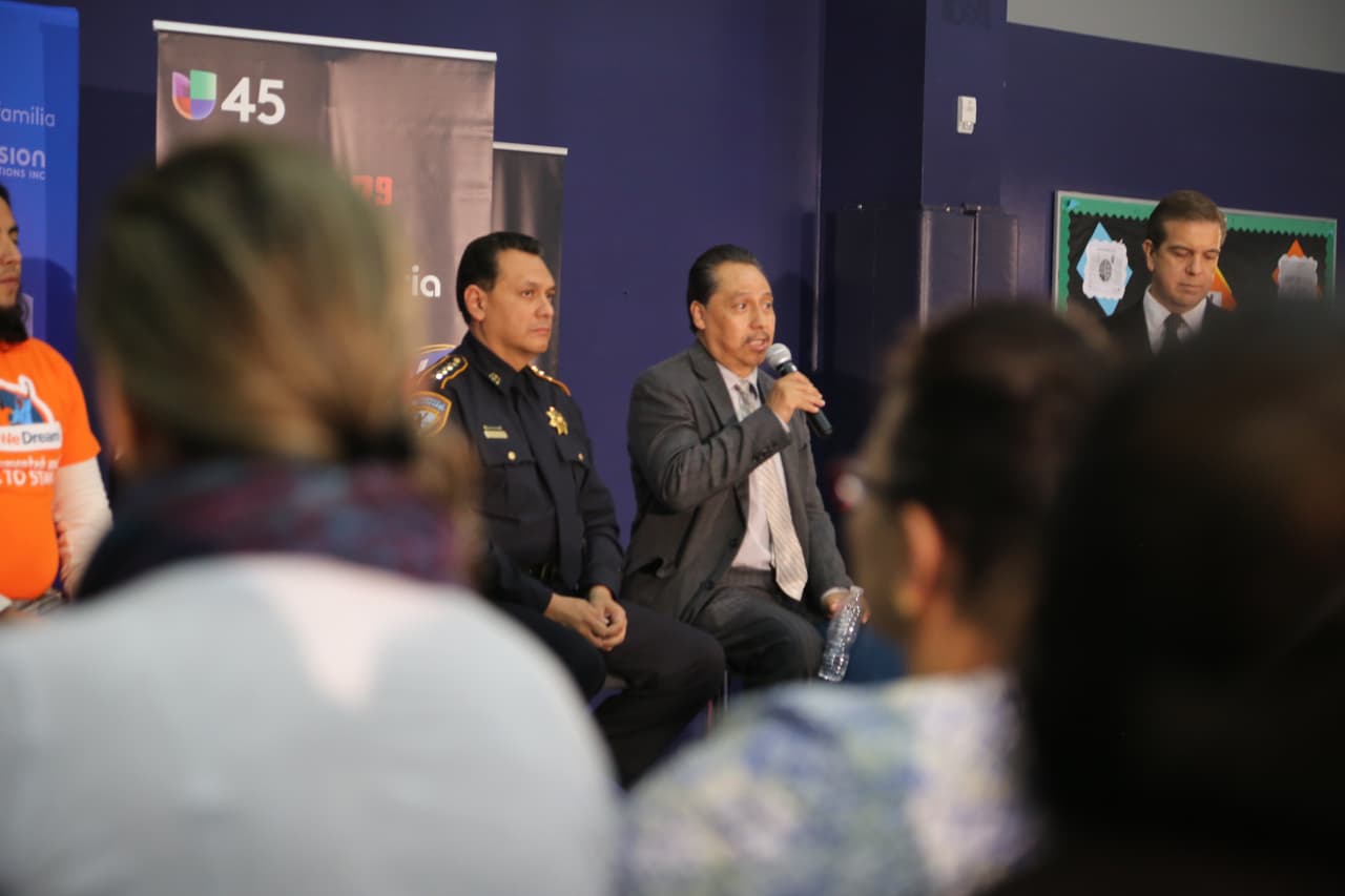 Benito Juárez, representante de la alcaldía de Houston, dijo que hablaba en nombre del alcalde Sylvester Turner y que quería asegurarle a los asistentes que Houston siempre ha sido una ciudad de puertas abiertas para inmigrantes. "Van a haber presiones en estos tiempos críticos que estamos viviendo con la nueva administración, pero el alcalde Turner está analizando con sus asesores legales todo lo relacionado con la nuevas leyes estatales y federales"