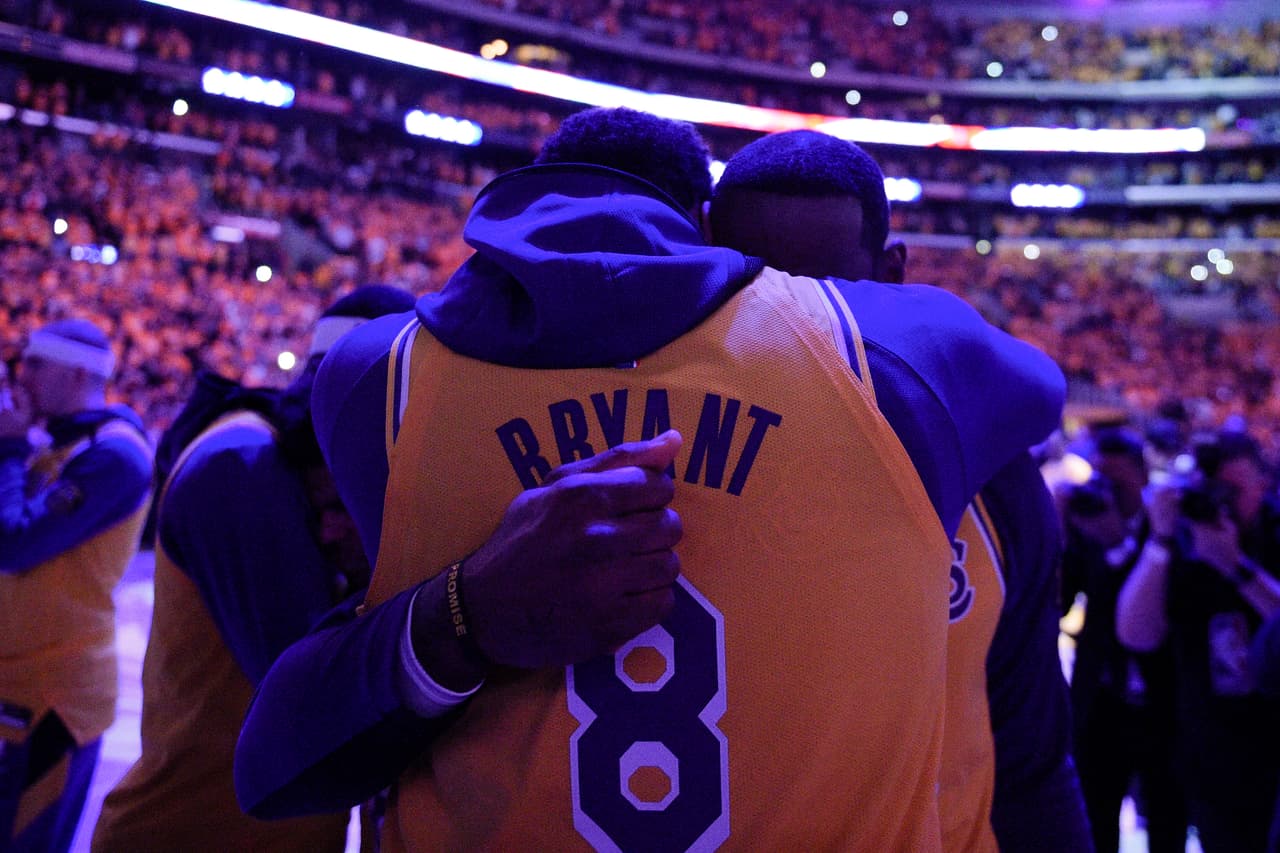 "Lo primero que me viene a la mente, hombre, es que 
<b>todo se trata de la familia</b>. Cuando miro alrededor de esta arena, todos estamos afligidos, todos estamos dolidos, todos estamos desconsolados. Cuando pasamos por cosas como esta, lo mejor que puedes hacer es apoyarte en los hombros de tu familia", dijo conmovido LeBron.