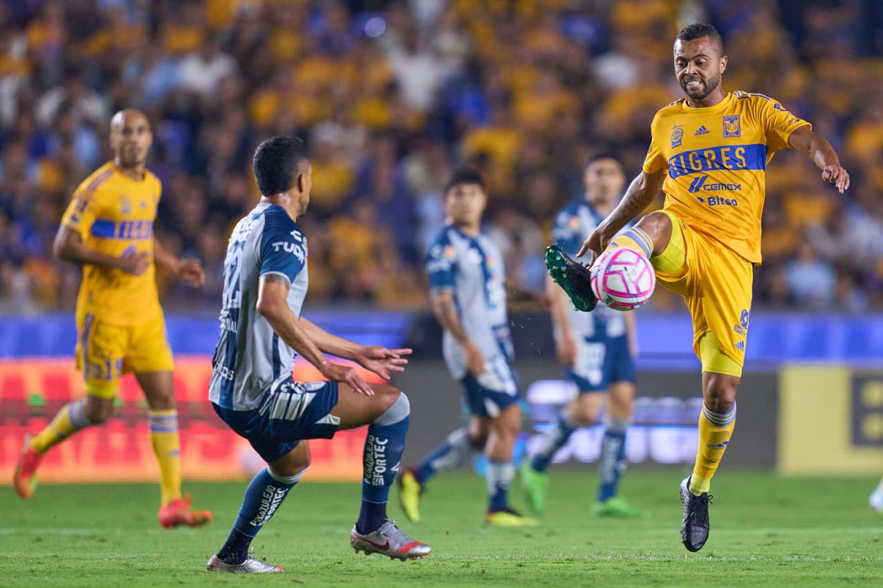 Tigres derrotó a Pachuca con un penal rigorista de André-Pierre Gignac en los últimos minutos del segundo tiempo para dar el primer golpe en la serie de Cuartos de Final que se definirá este domingo en el Estadio Hidalgo.