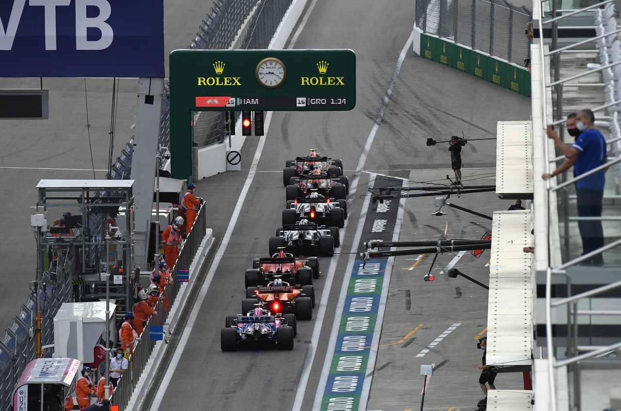 Verstappen y Bottas saldrán en la segunda y tercera posición, respectivamente. Ricciardo, Sainz, Ocon, Norris, Gasly y Albon, completan los primeros 10; Stroll arrancará en 13.