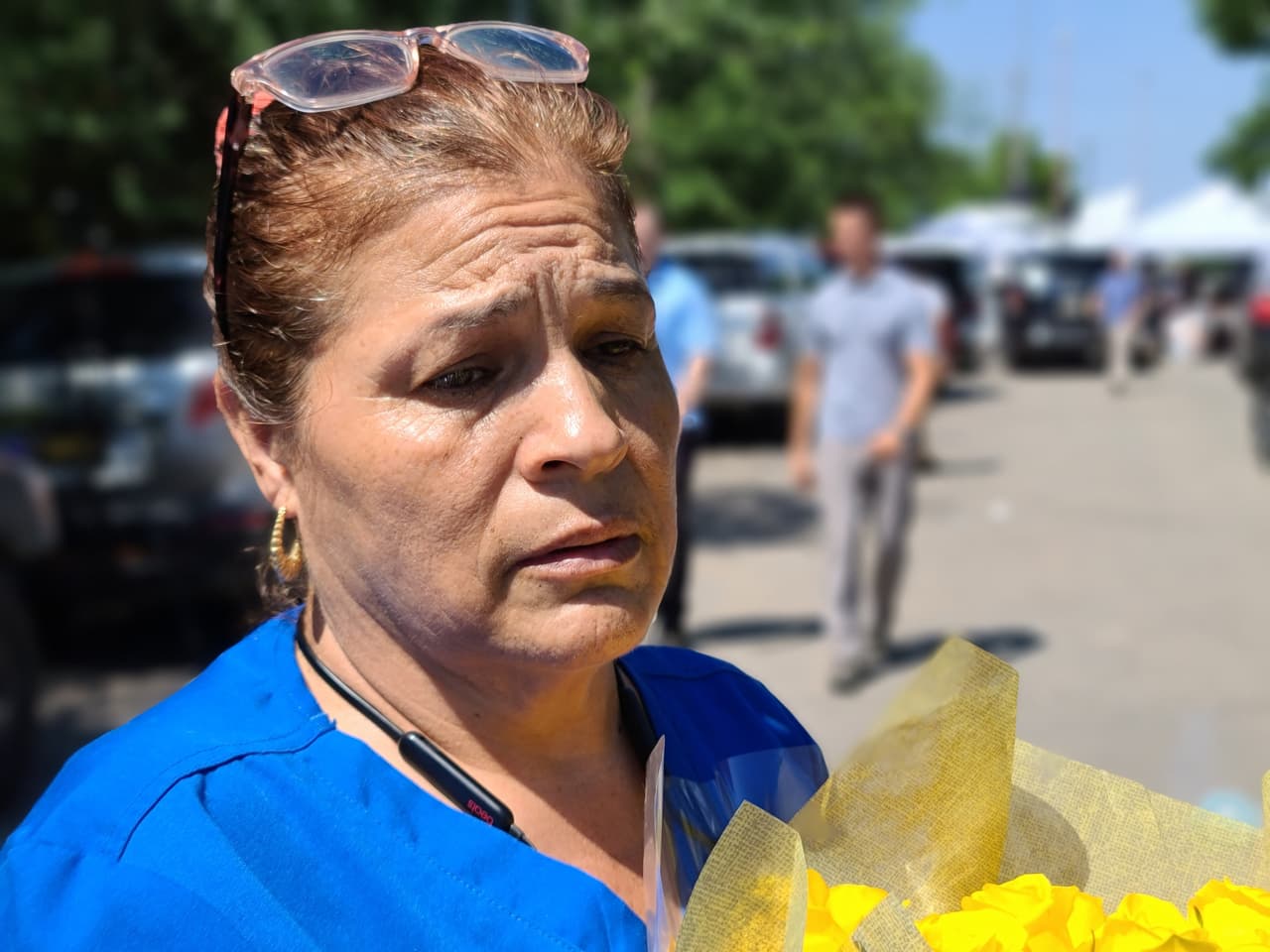 Lety Padilla tomó su hora de almuerzo para llevar unas flores amarillas y un oso de peluche hasta la entrada de la primaria Robb, donde colocaron un memorial con 21 cruces con los nombres de cada víctima. Se le ve afligida, se le quiebra la voz al hablar. "¿Qué te puedo decir? No puedo".
<br>
<br>Es otra vecina a la que cuesta entender cómo la escuela a la que fueron sus tres hijos y sus nietos fue epicentro de semejante barbarie. 
<b>"Aquí (en Uvalde) todos nos conocemos".</b>
<br>
<br>Recuerda especialmente a Irma García, una de las dos maestras que murieron protegiendo a sus estudiantes. 
<b>"La última vez que la miré fue en la tienda, hace como un mes. La miré y pensé: 'Hace mucho que no miraba a Miss García'"</b> Ese día no pudieron hablar. Tampoco pudo despedirse.