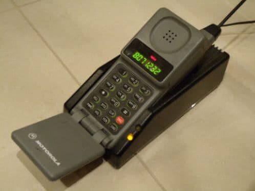 Así eran a principio de la década, el diseño era muy tosco y solo tenían una pequeña pantalla donde aparecía el número al que estabas llamando.