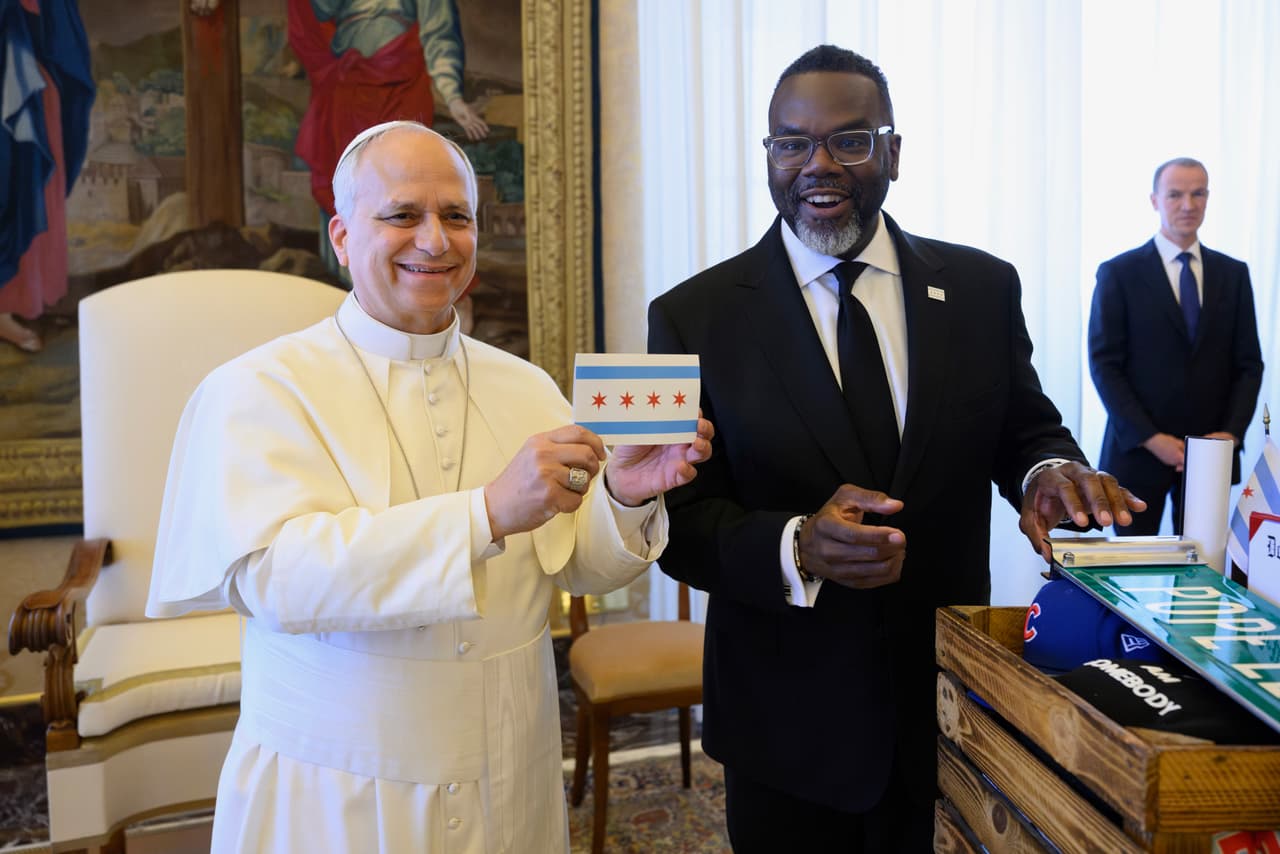 El alcalde de Chicago, Brandon Johnson, llegó a la Plaza de San Pedro en el Vaticano rodeado de miembros de la delegación de Chicago, que eran más de 40 personas.