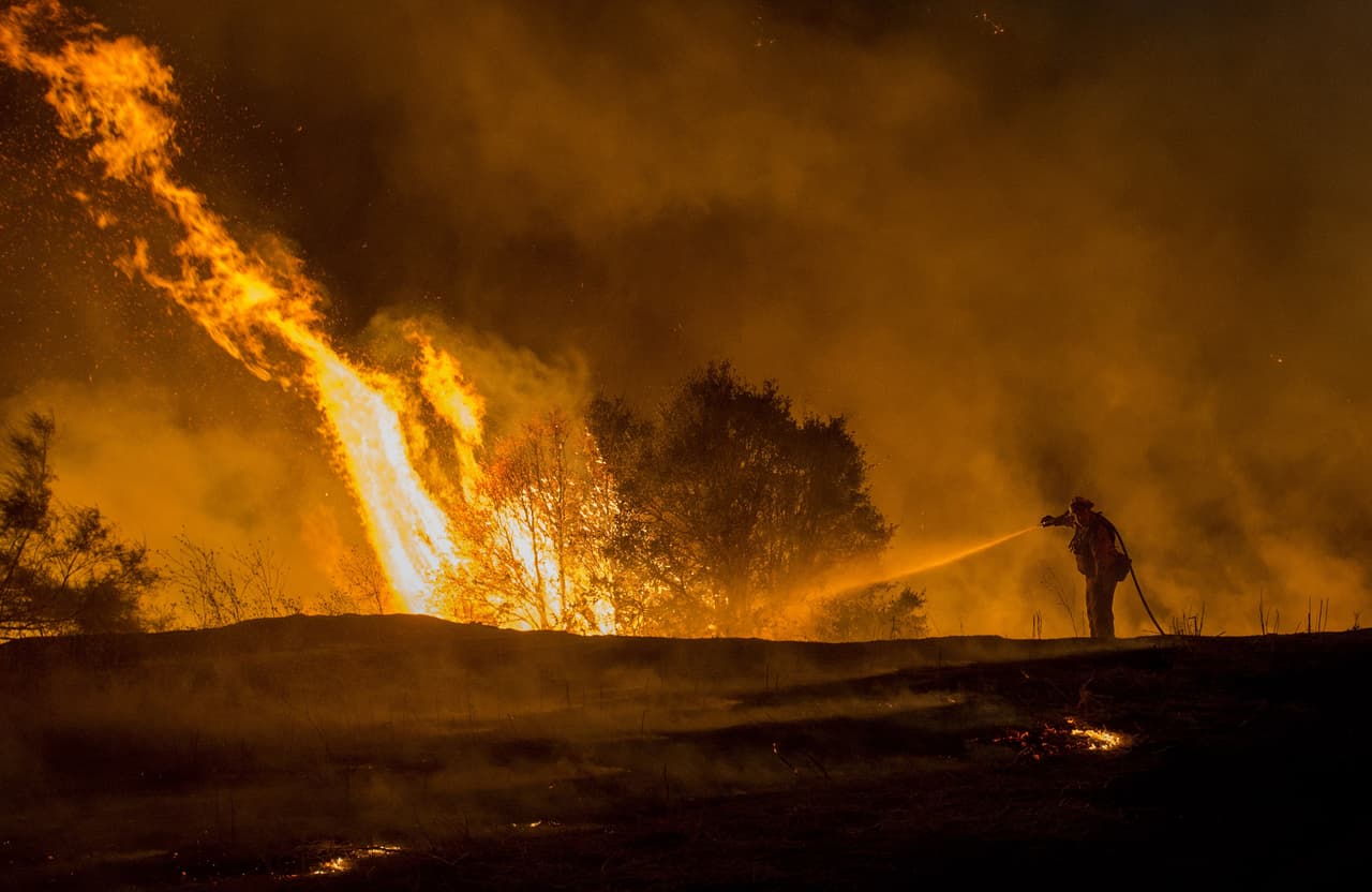 Incendios en California dejan un muerto y fuerzan miles de evacuaciones