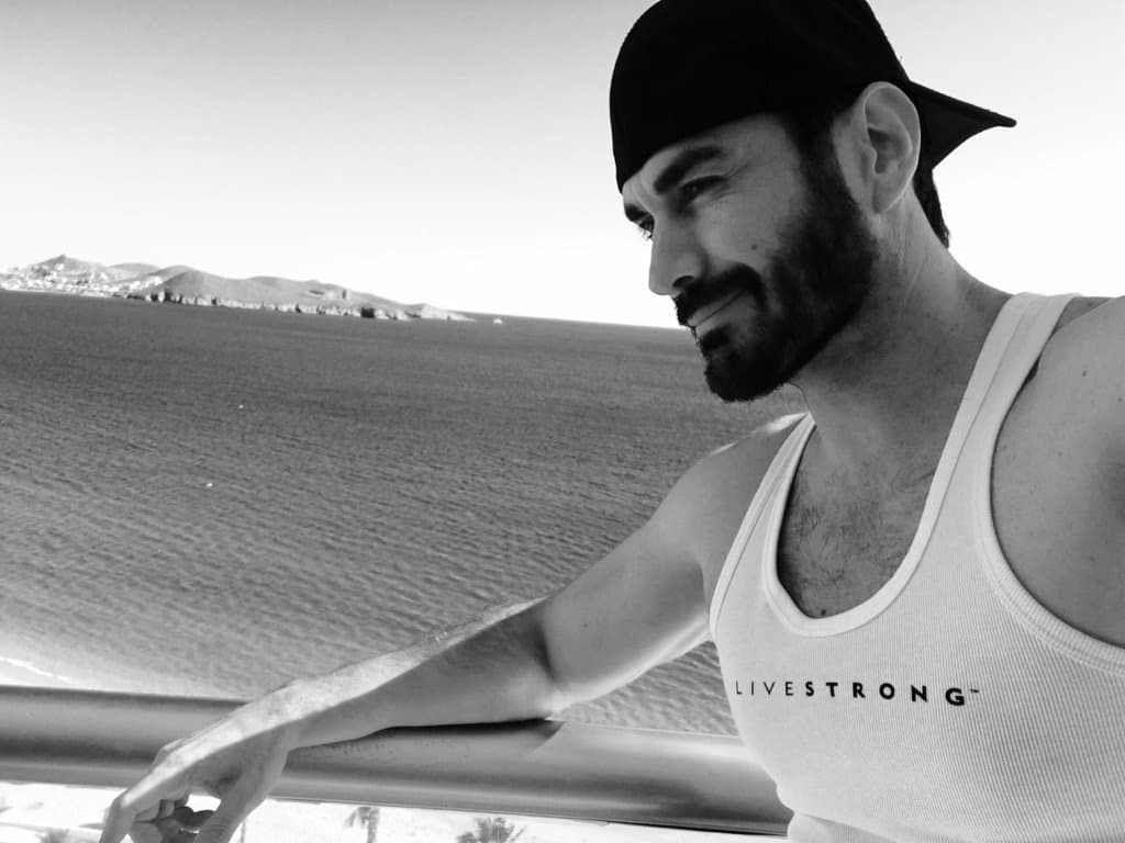 Ver a 
<b><a href="http://www.univision.com/temas/david-zepeda">Zepeda</a></b> con barba fue una sorpresa en '
<b><a href="http://www.univision.com/novelas/la-doble-vida-de-estela-carrillo">La doble vida de Estela Carrillo</a></b>', pues si bien lo habíamos visto con una barba muy tenue en '
<b>Soy tu dueña</b>', nunca se la había dejado crecer tanto, lo que encantó a muchas de sus seguidoras.