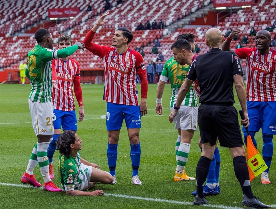 Real Betis se impone 2-0 ante el Sporting de Gijón en las eliminatorias de la Copa del Rey. Sergio Canales anotó el primer gol de penal, segido de Rodrigo Sánchez Rodriguez para dar la victoria a los verdiblancos. El partido tuvo una asistencia de 300 personas.