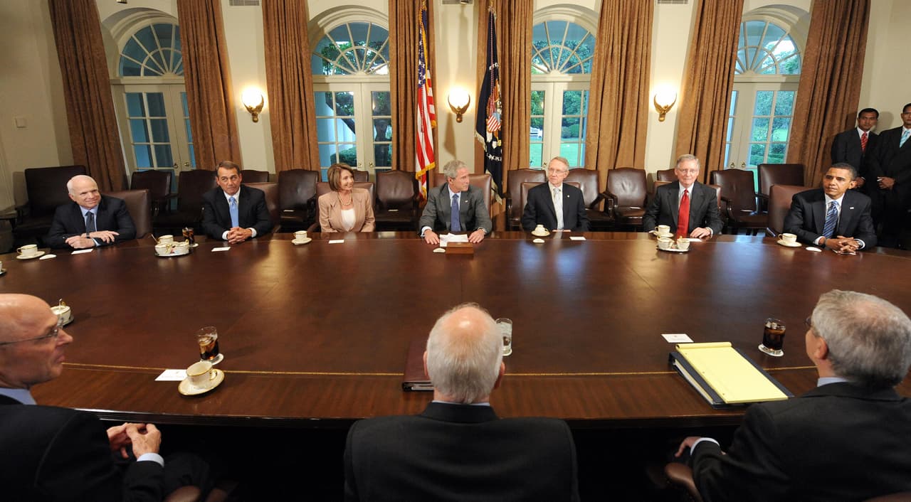 En esta imagen de septiembre de 2008, en plena campaña electoral que ganaría Barack Obama, los líderes del Congreso ocupan sus puestos correspondientes en la mesa presidencial, esta vez en una reunión con George W. Bush. Obama y su contrincante republicano, el también senador John McCain, ocupan los extremos. Pocas veces los defensores del protocolo ceden a la tentación de enviar mensajes políticos, como parece haber sucedido en esta ocasión.