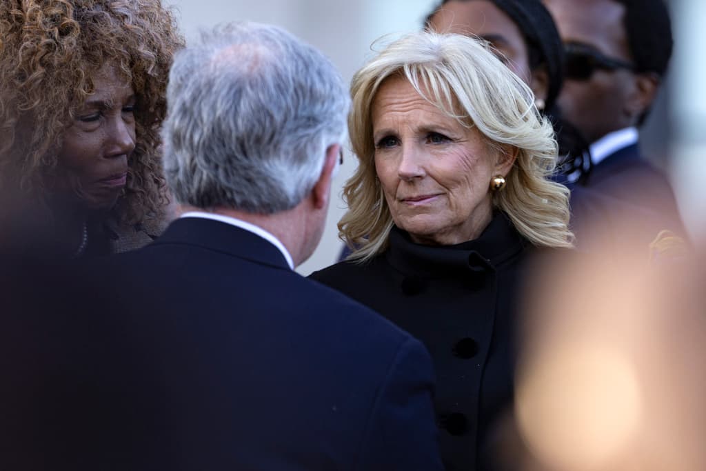 La primera dama, 
<b><a href="https://www.univision.com/temas/jill-biden">Jill Biden</a></b>, también estuvo presente, pero no tomó la palabra.