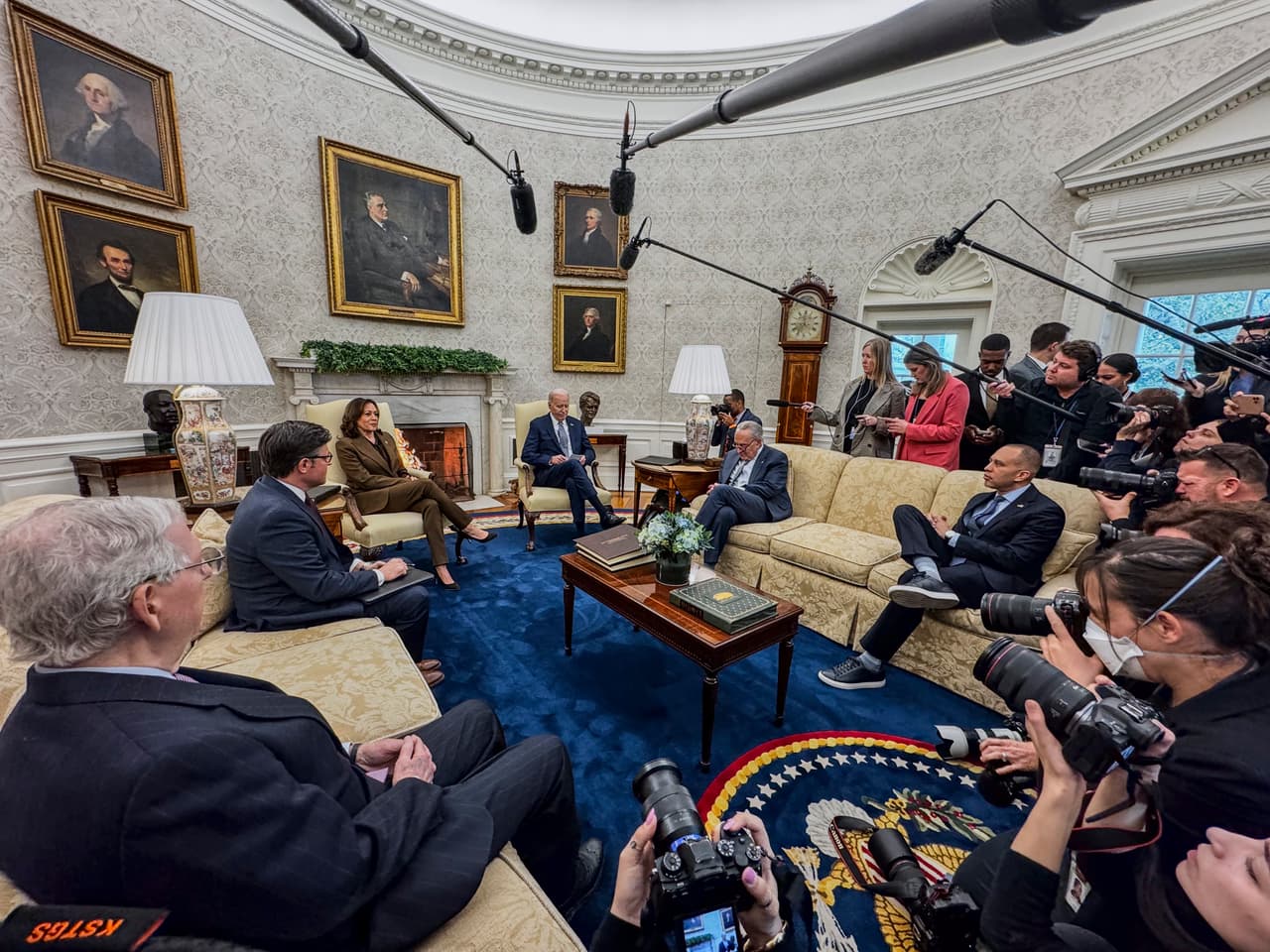 El presidente Joe Biden se reúne con el líder de la minoría del Senado (de izquierda a derecha), Mitch McConnell, el presidente de la Cámara Baja, Mike Johnson, el líder de la mayoría del Senado, Chuck Schumer, y el líder de la minoría de la Cámara Baja, Hakeem Jeffries, el 27 de febrero de 2024 en la Casa Blanca.